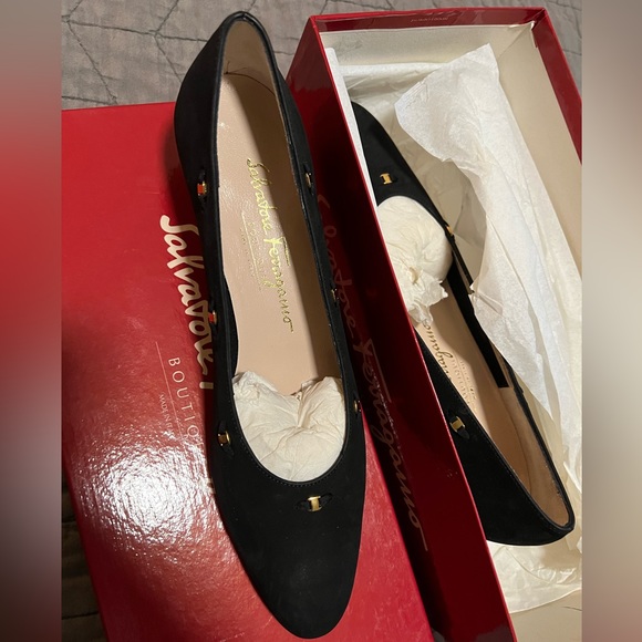 NIB Vintage Ferragamo Gold Buckle Heels - Picture 3 of 6